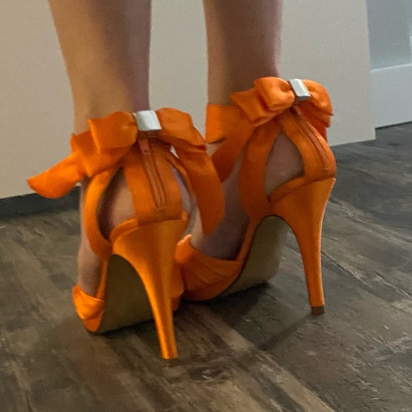 💚Host Pick💚 Michael Shannon satin 4” heels with bow at back - Picture 4 of 7